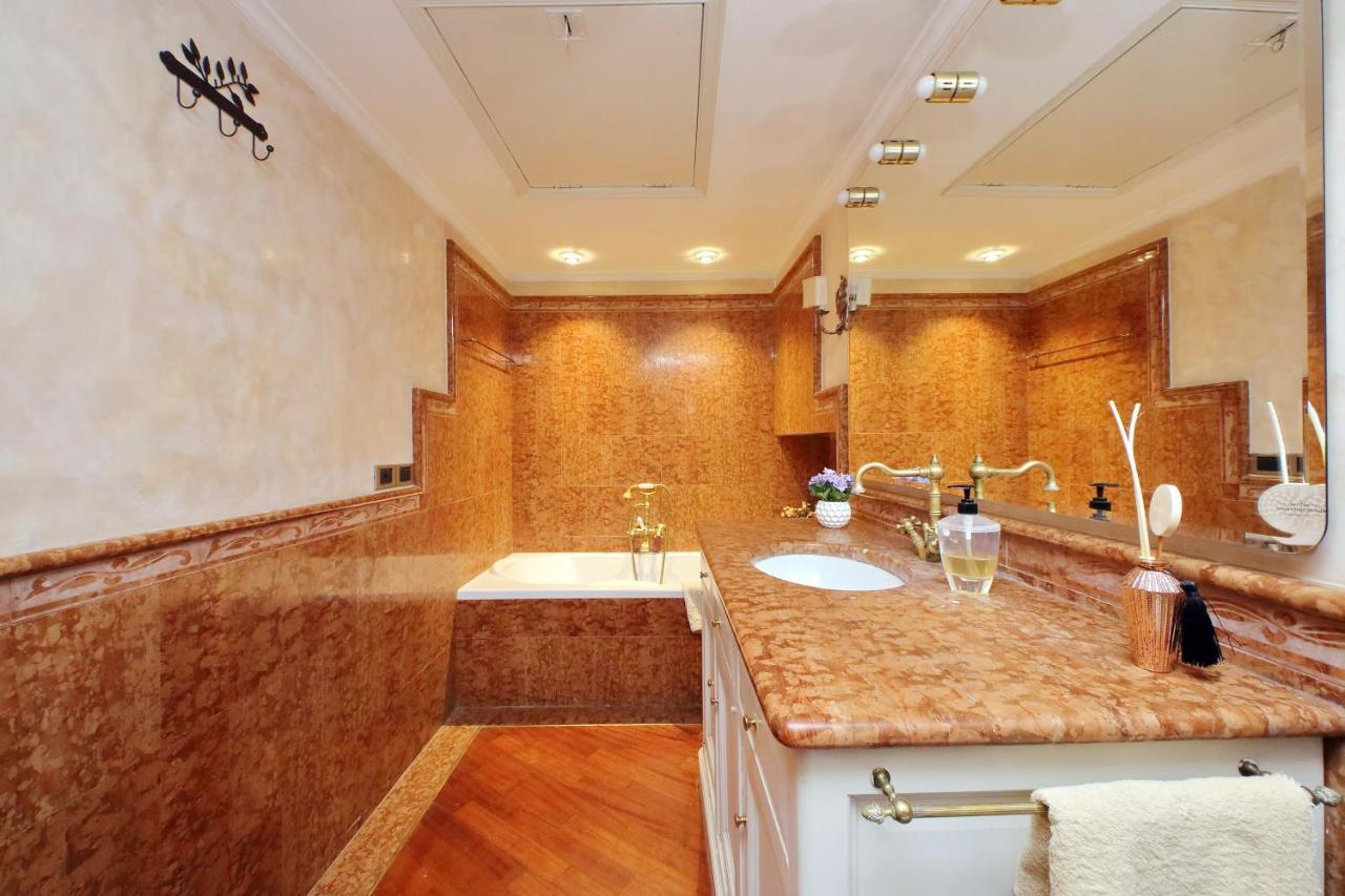 4Bnb - Luxury Trevi Apartment W Terrace Rome Bagian luar foto